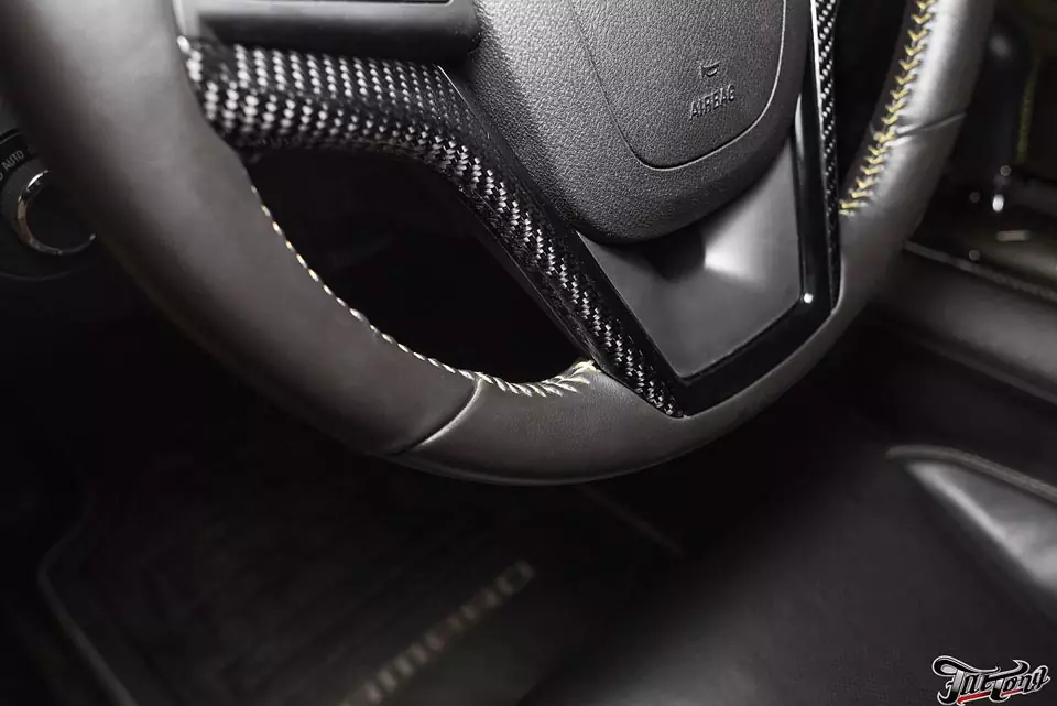 Chevrolet Camaro. Ламинация натуральным карбоном деталей салона. Окрас дверных вставок в цвет кузова. Усиление басового звена.